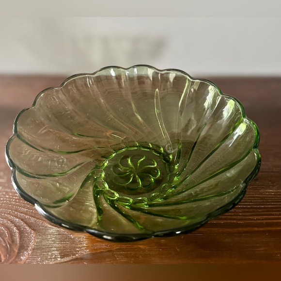 Vintage MCM Hazel Atlas Avocado Green Seashell Swirl Bowl 9" - Picture 2 of 5